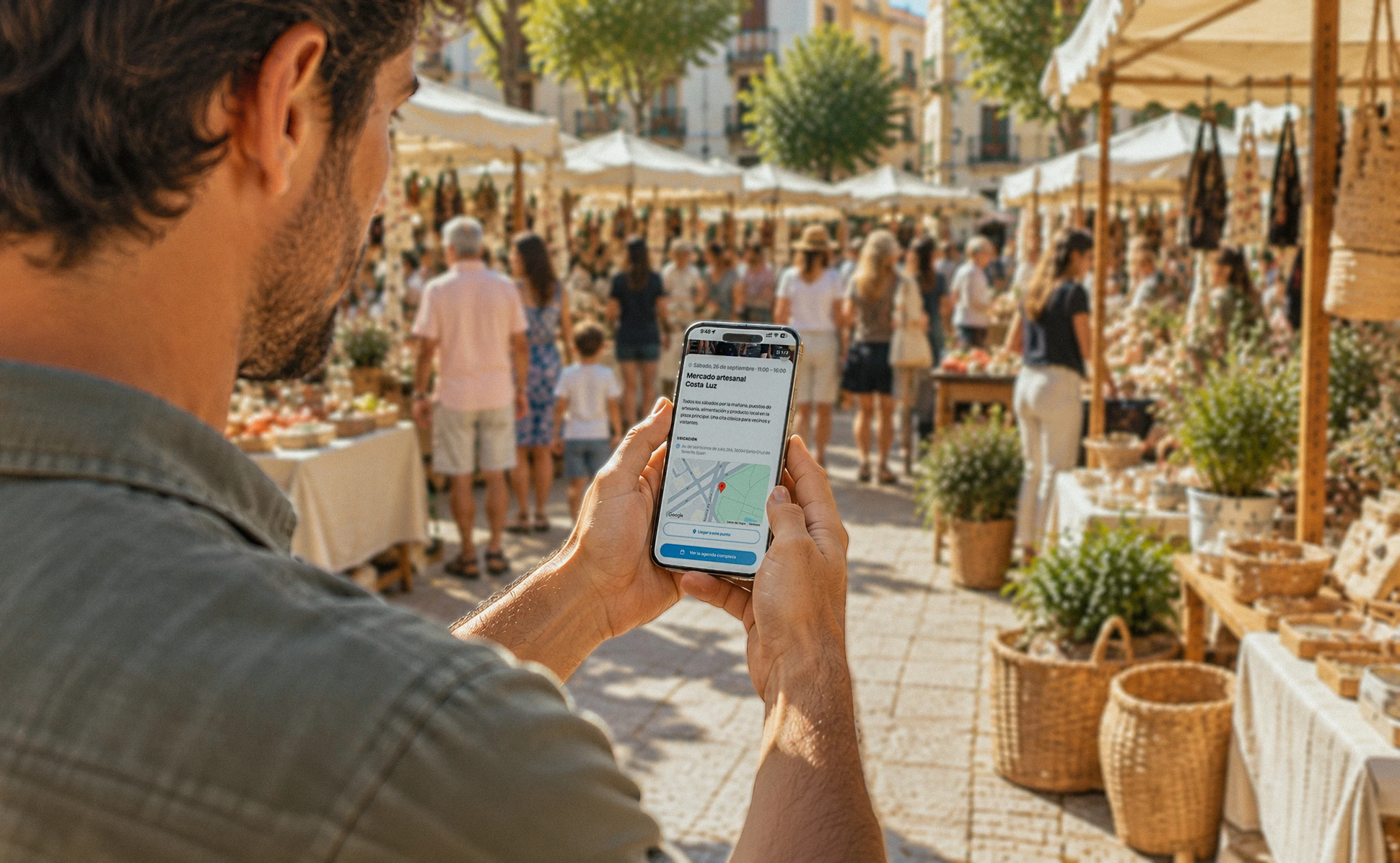 Visitante en un mercado del destino consultando en el móvil el evento que tiene cerca
