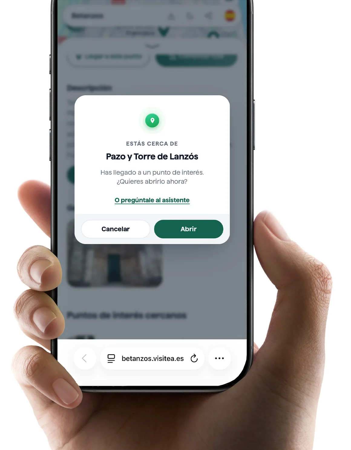 Movil en mano con el aviso de que hay un punto de interes cerca